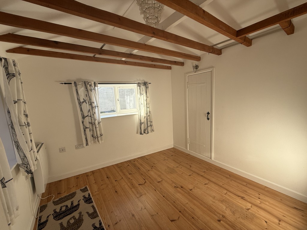 Lot: 126 - ONE-BEDROOM COTTAGE FOR UPDATING - Bedroom and storage